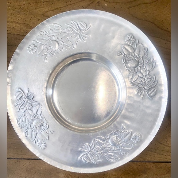 Elegant Designed Aluminum Floral Embossed Charger Plates. Vintage. Large sizes - Picture 3 of 7